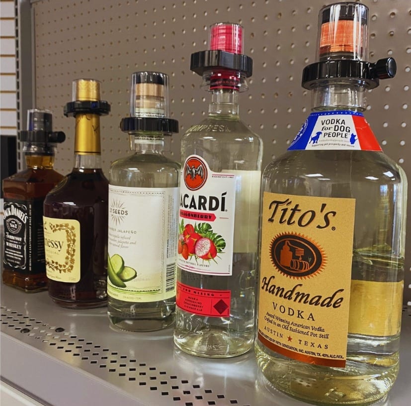 Prateleira de bebidas destiladas com tampas antifurto nas garrafas