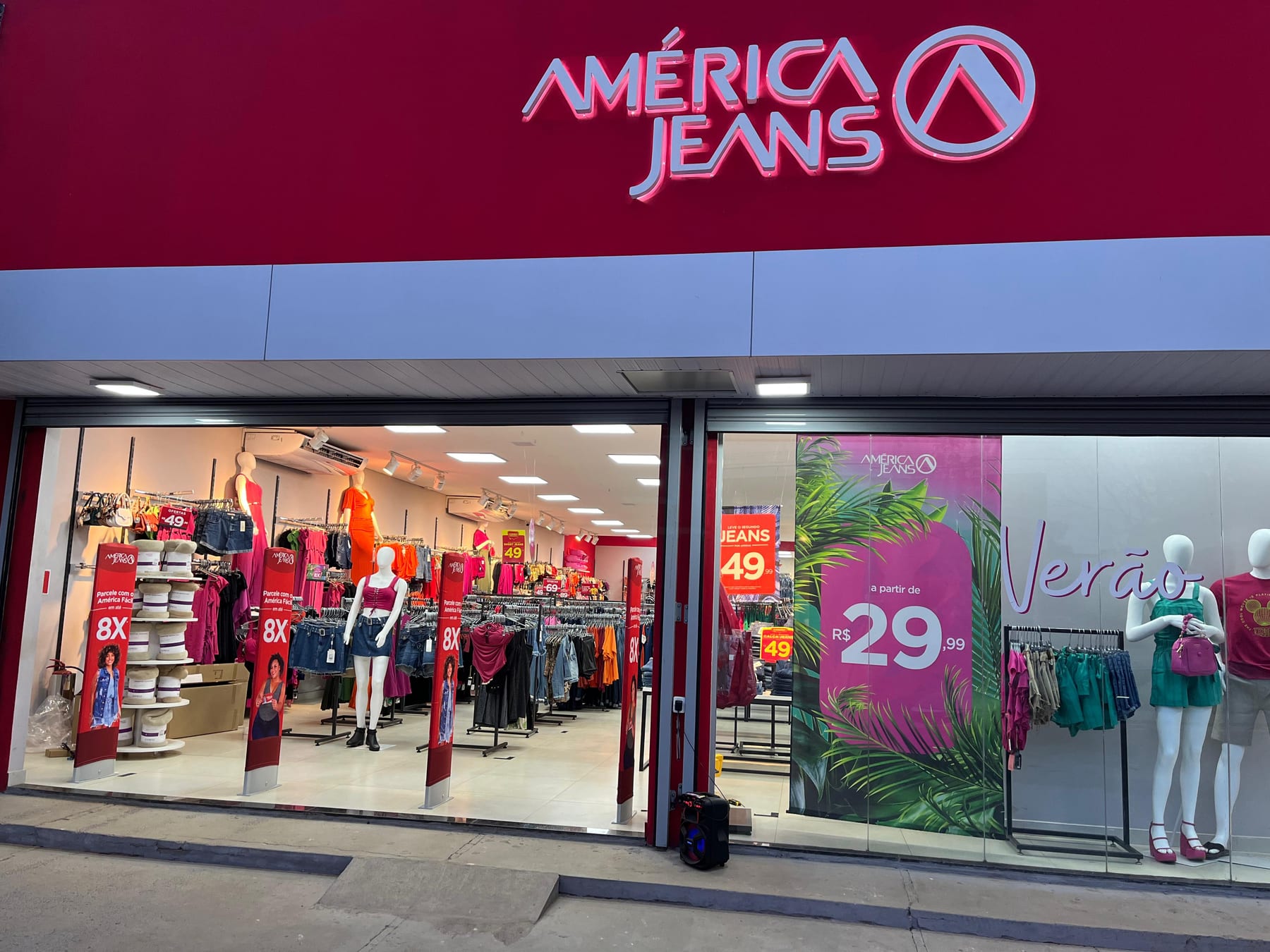 Fachada de loja de moda com pedestais antifurto instalados na entrada