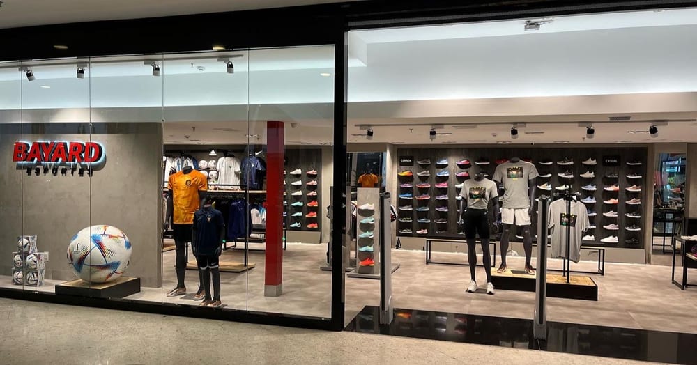 Pedestais estreitos instalados em loja de shopping