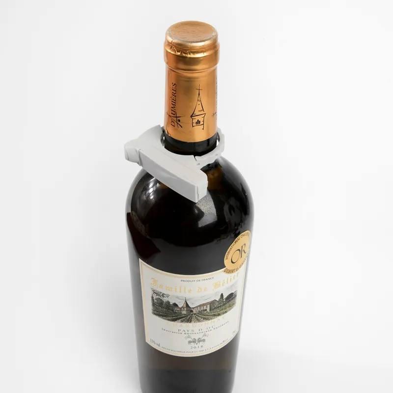 Garrafa de vinho com etiqueta antifurto no gargalo
